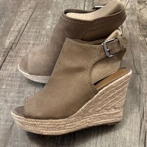 Universal Thread Brown Wedge Platform Sandals size 6